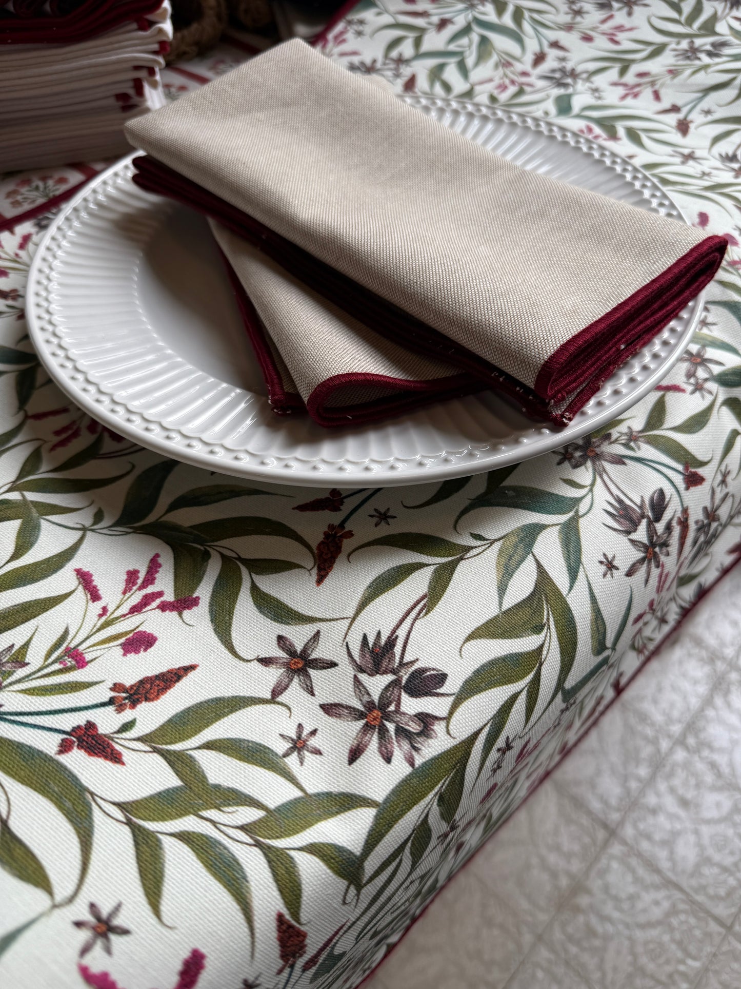 Set de servilletas beige con ribete granate