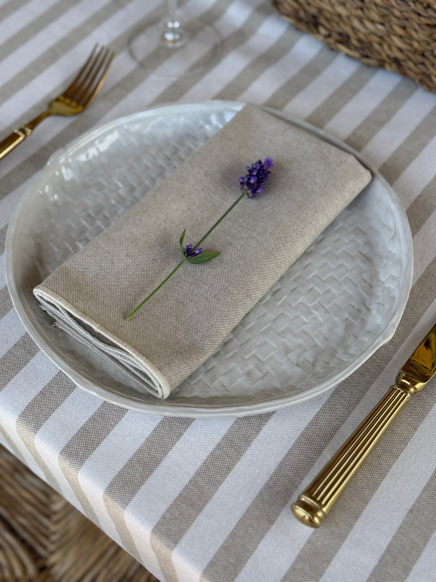 SET DE SERVILLETAS BEIGE CON RIBETE CREMA