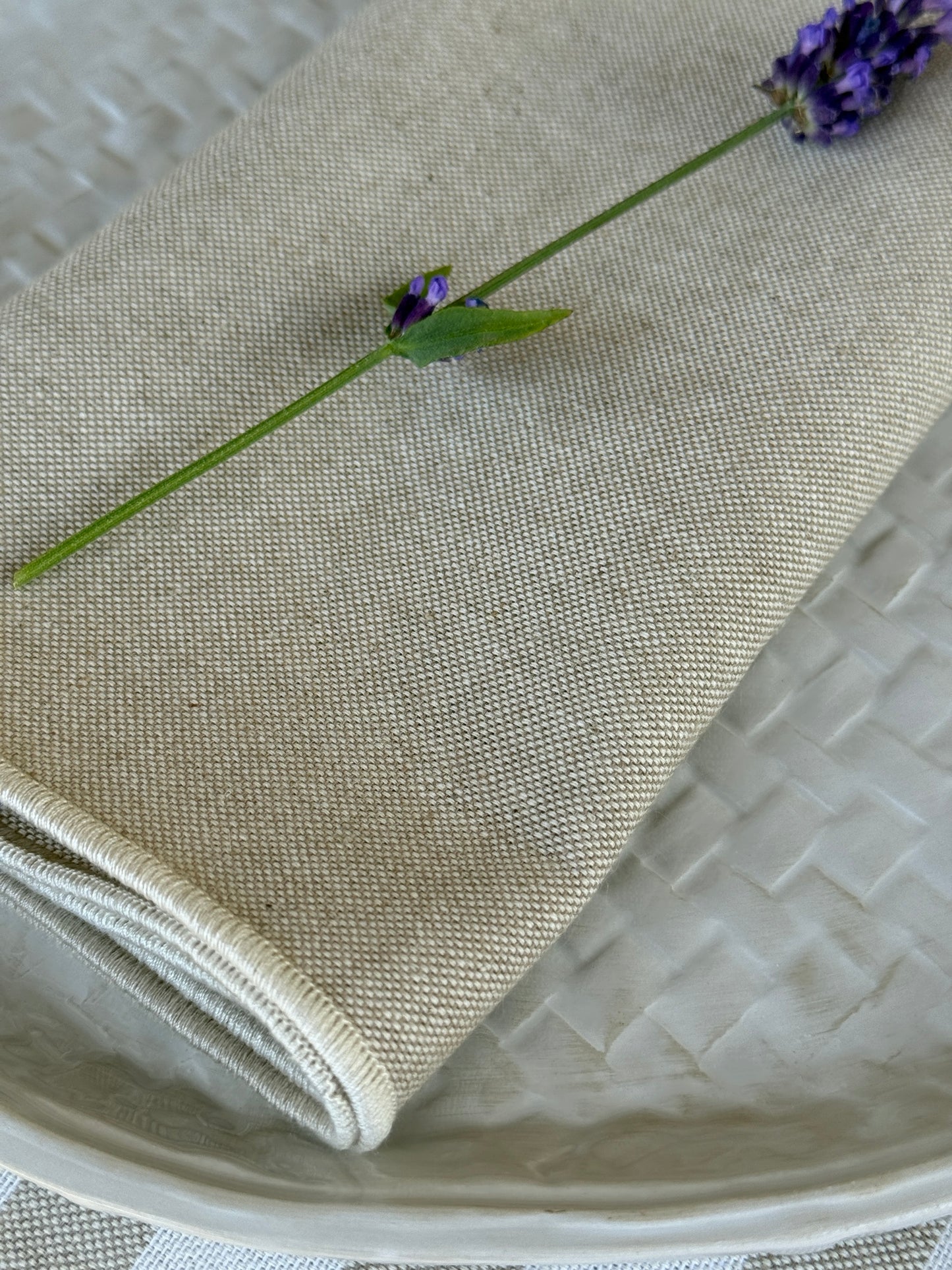 SET DE SERVILLETAS BEIGE CON RIBETE CREMA