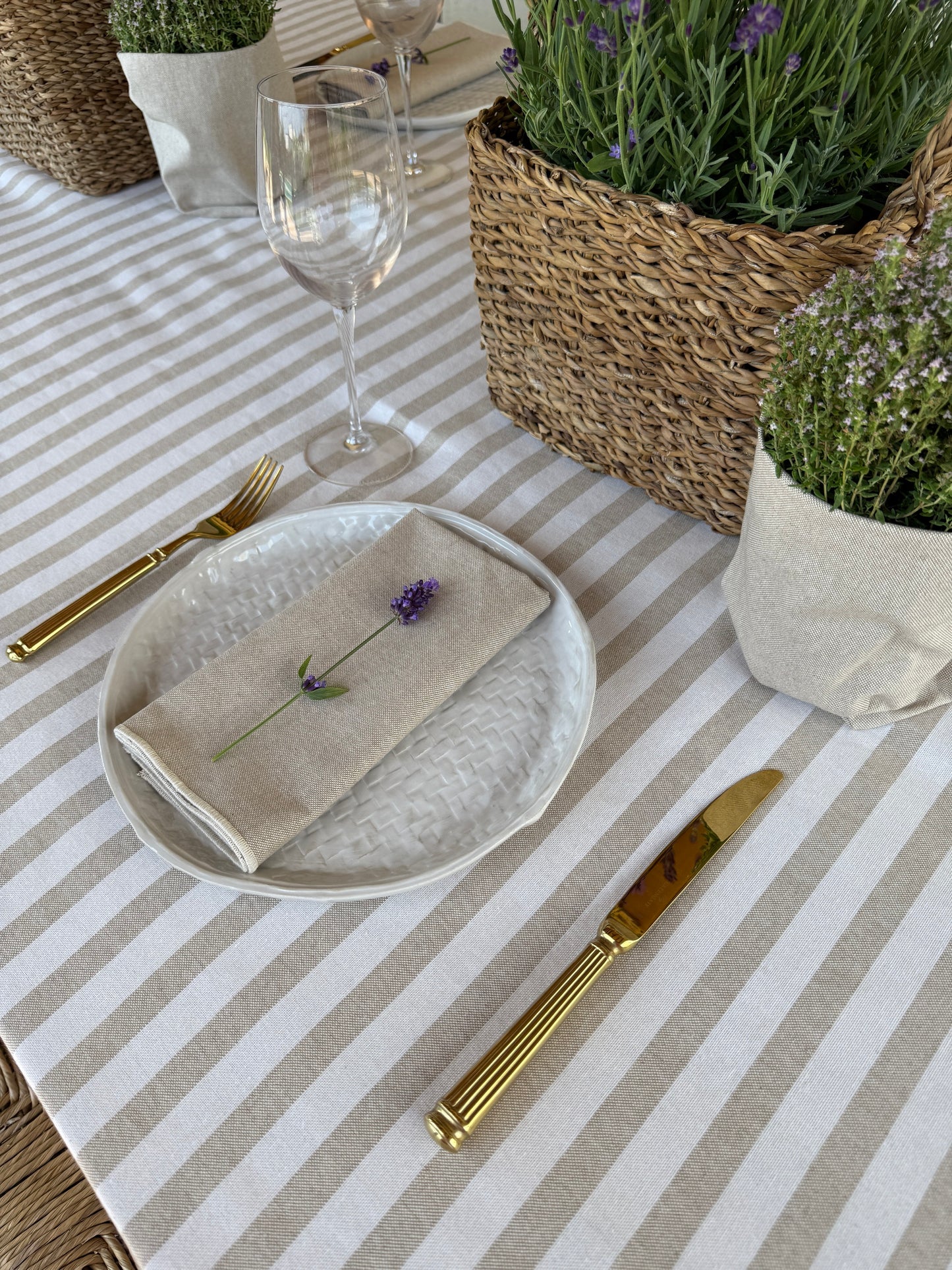 SET DE SERVILLETAS BEIGE CON RIBETE CREMA