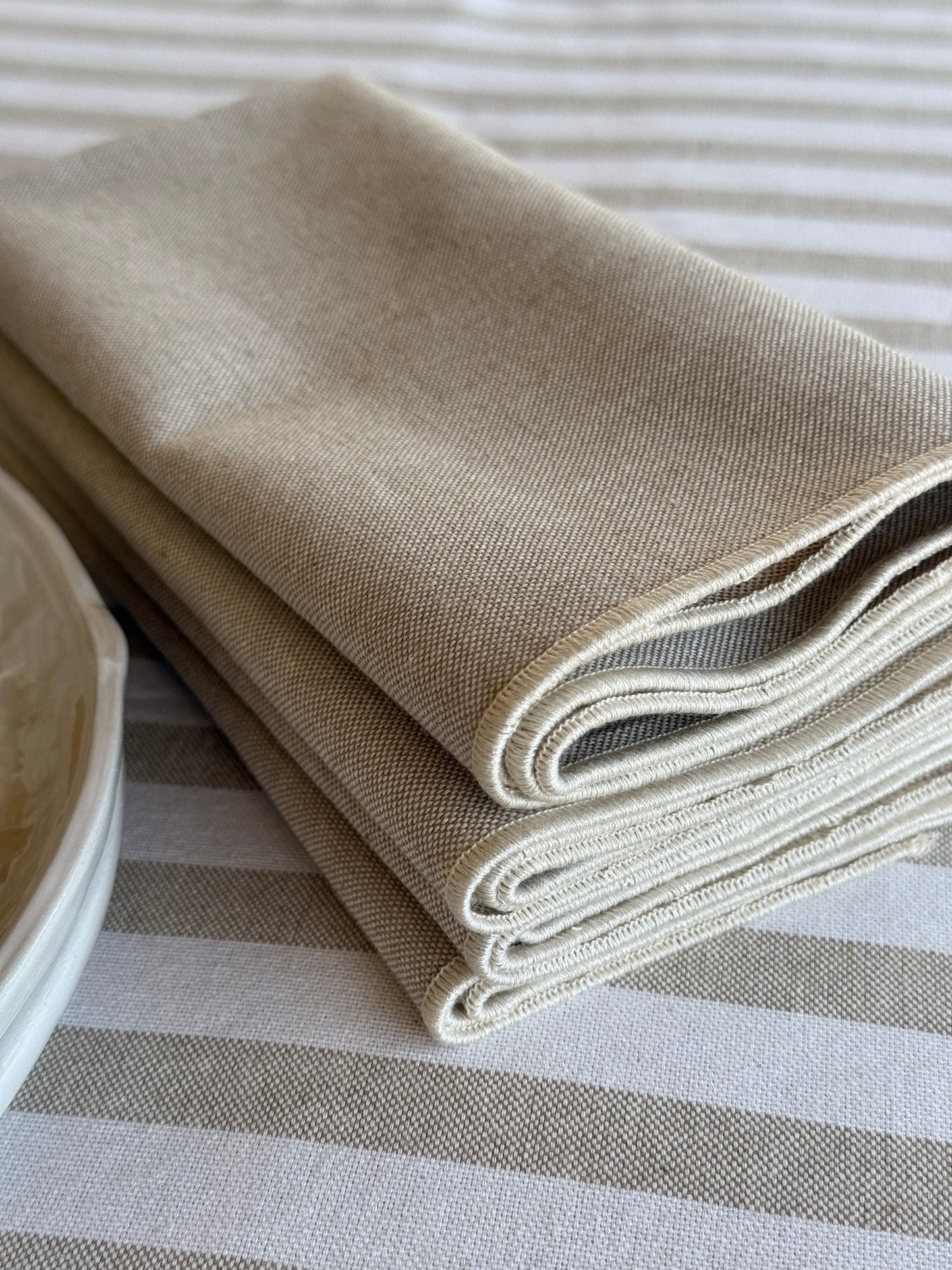 SET DE SERVILLETAS BEIGE CON RIBETE CREMA