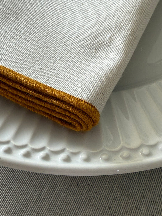 Set de servilletas crema con ribete mostaza