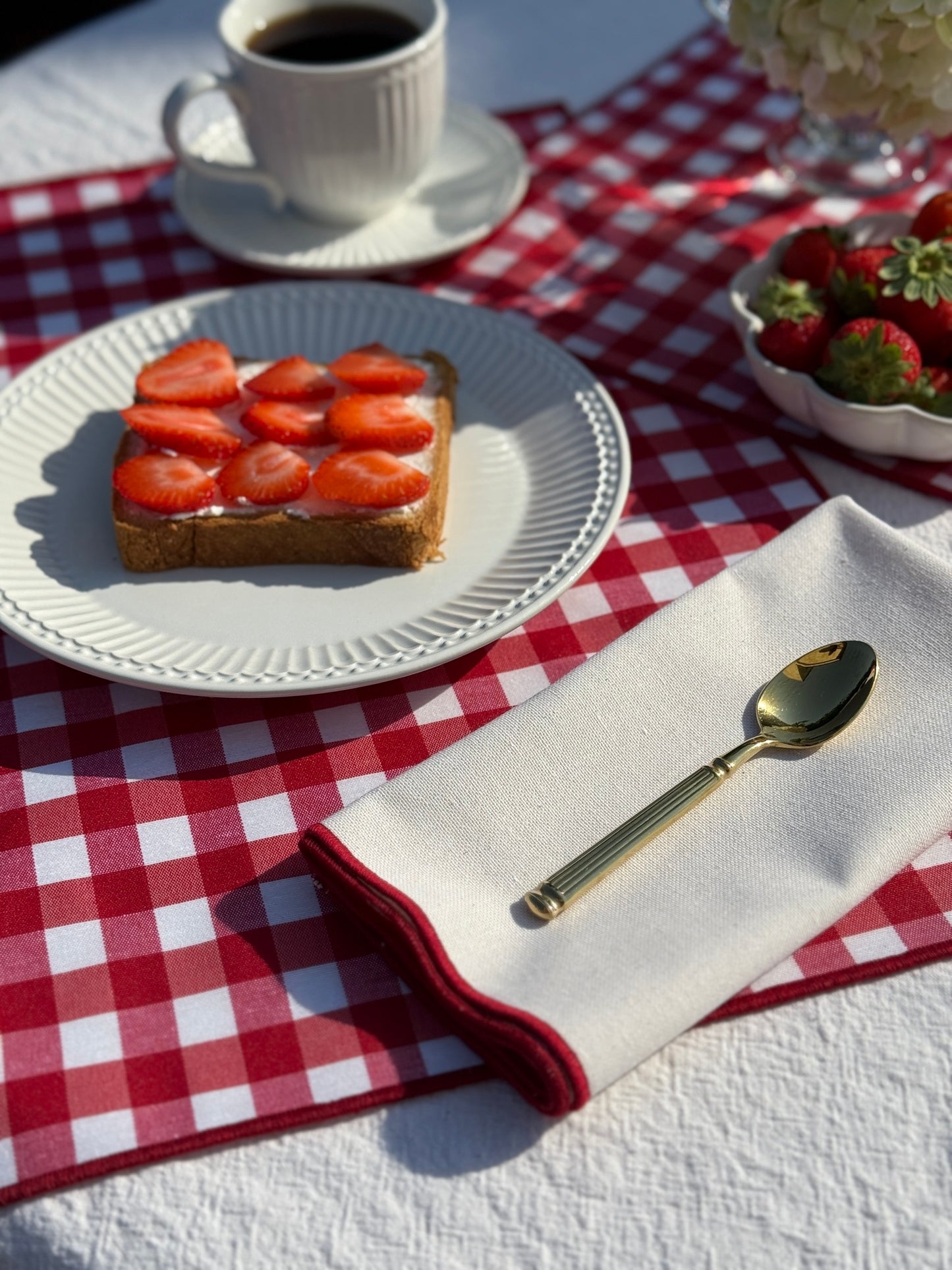 SET DE SERVILLETAS CREMA CON RIBETE ROJO