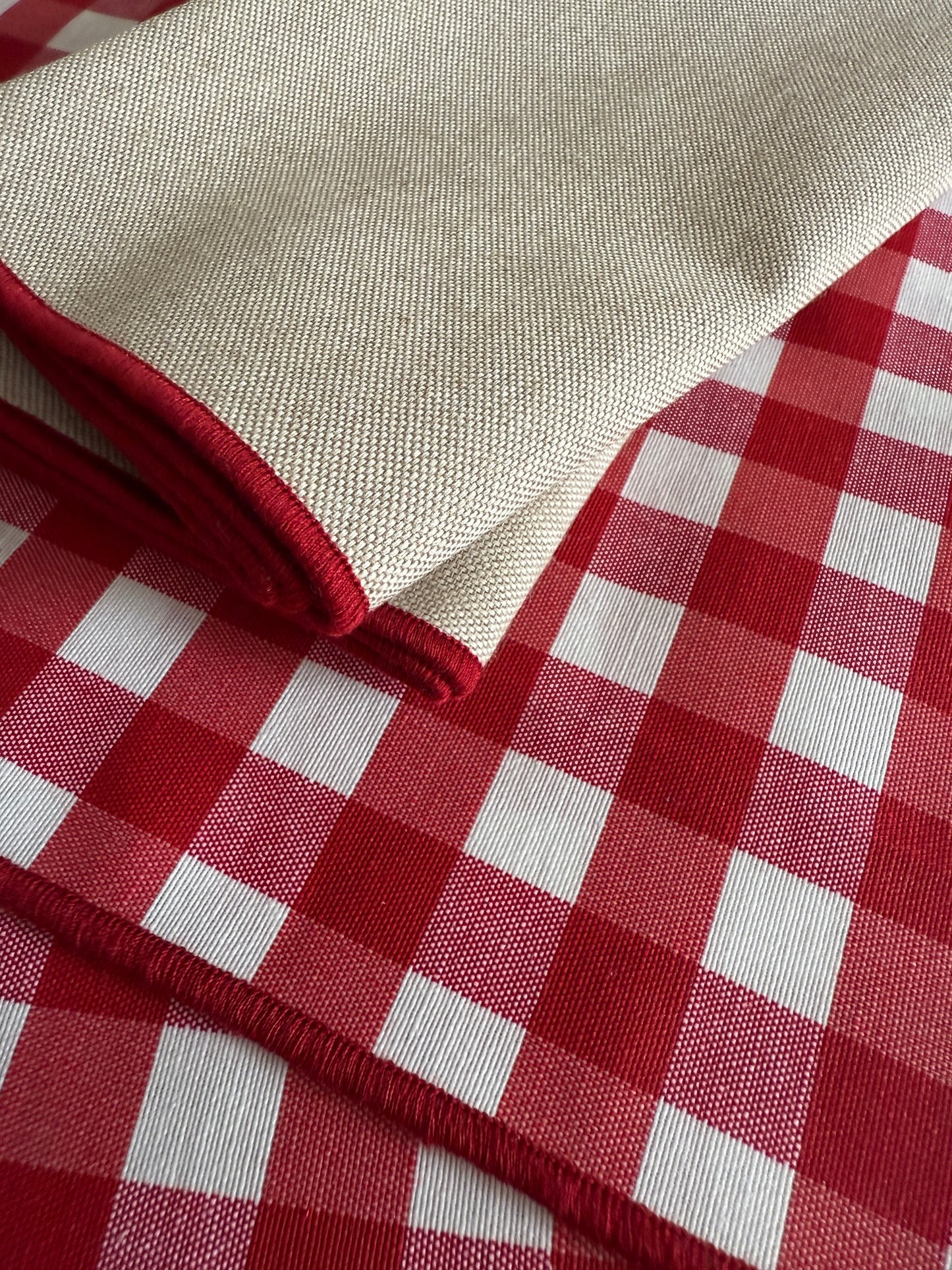 SET DE SERVILLETAS CREMA CON RIBETE ROJO