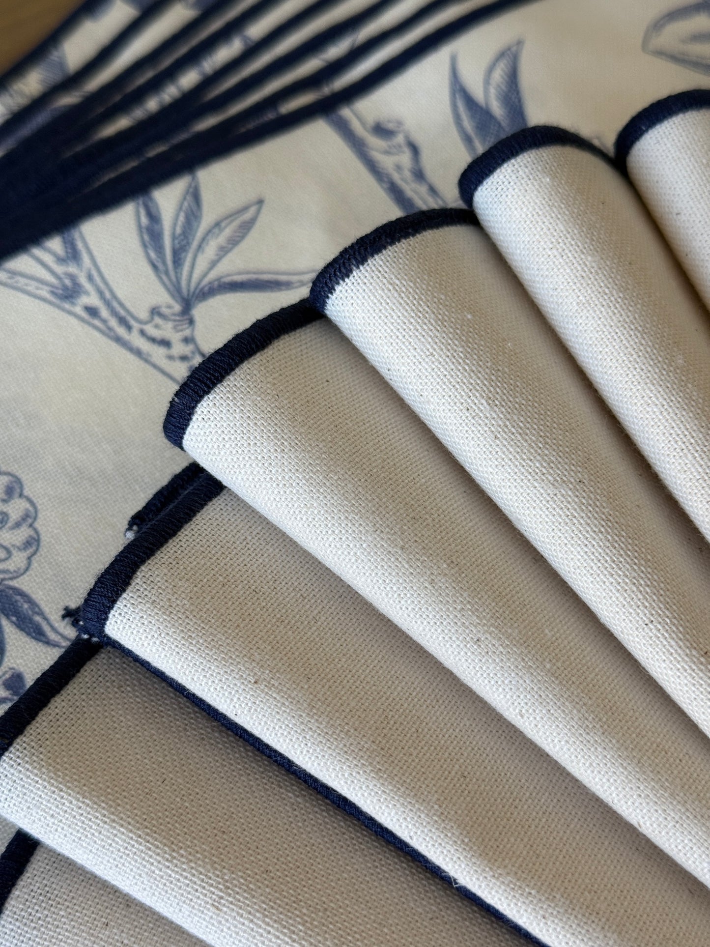 SET DE SERVILLETAS CREMA CON RIBETE AZUL