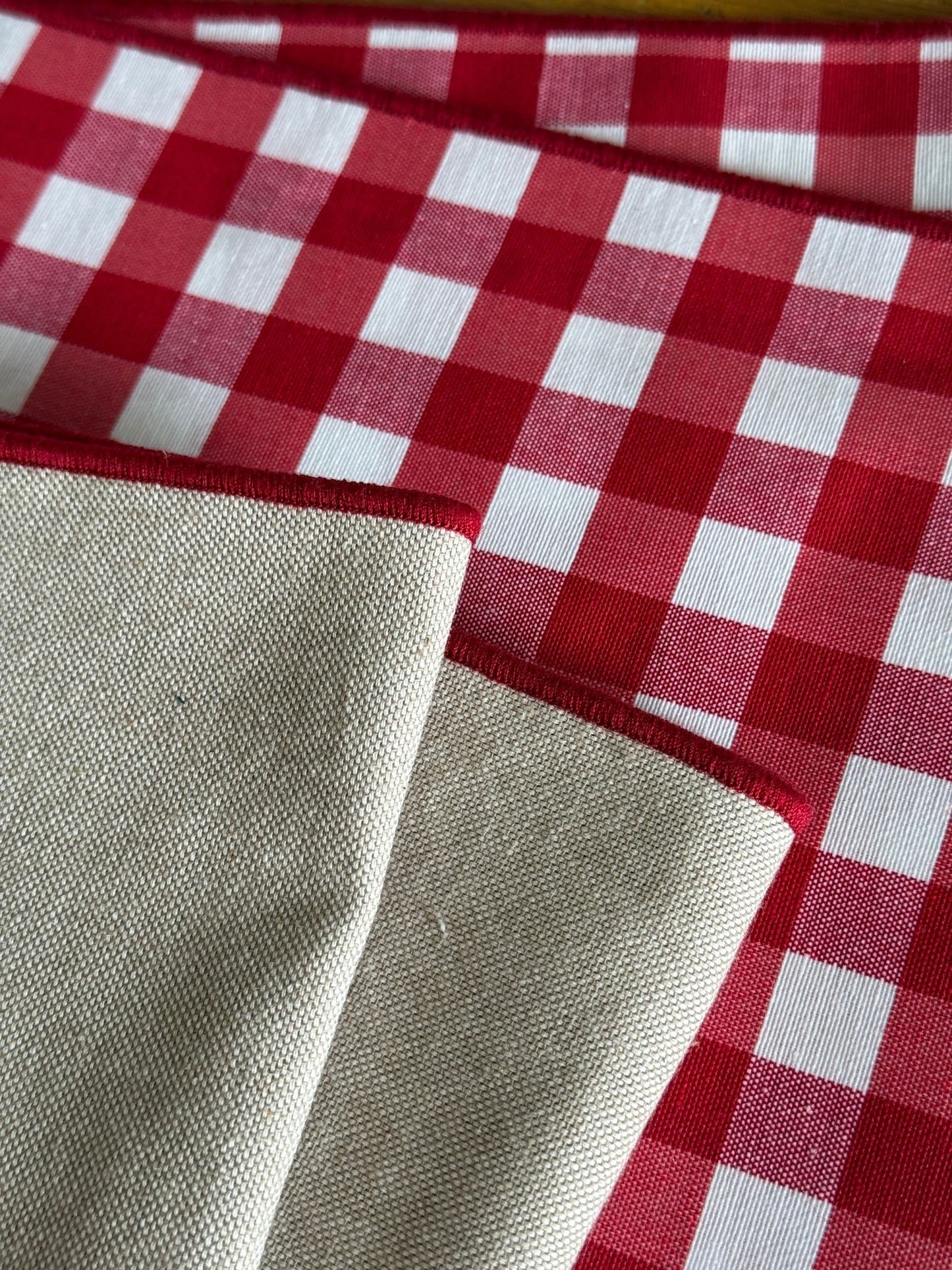SET DE SERVILLETAS BEIGE CON RIBETE ROJO