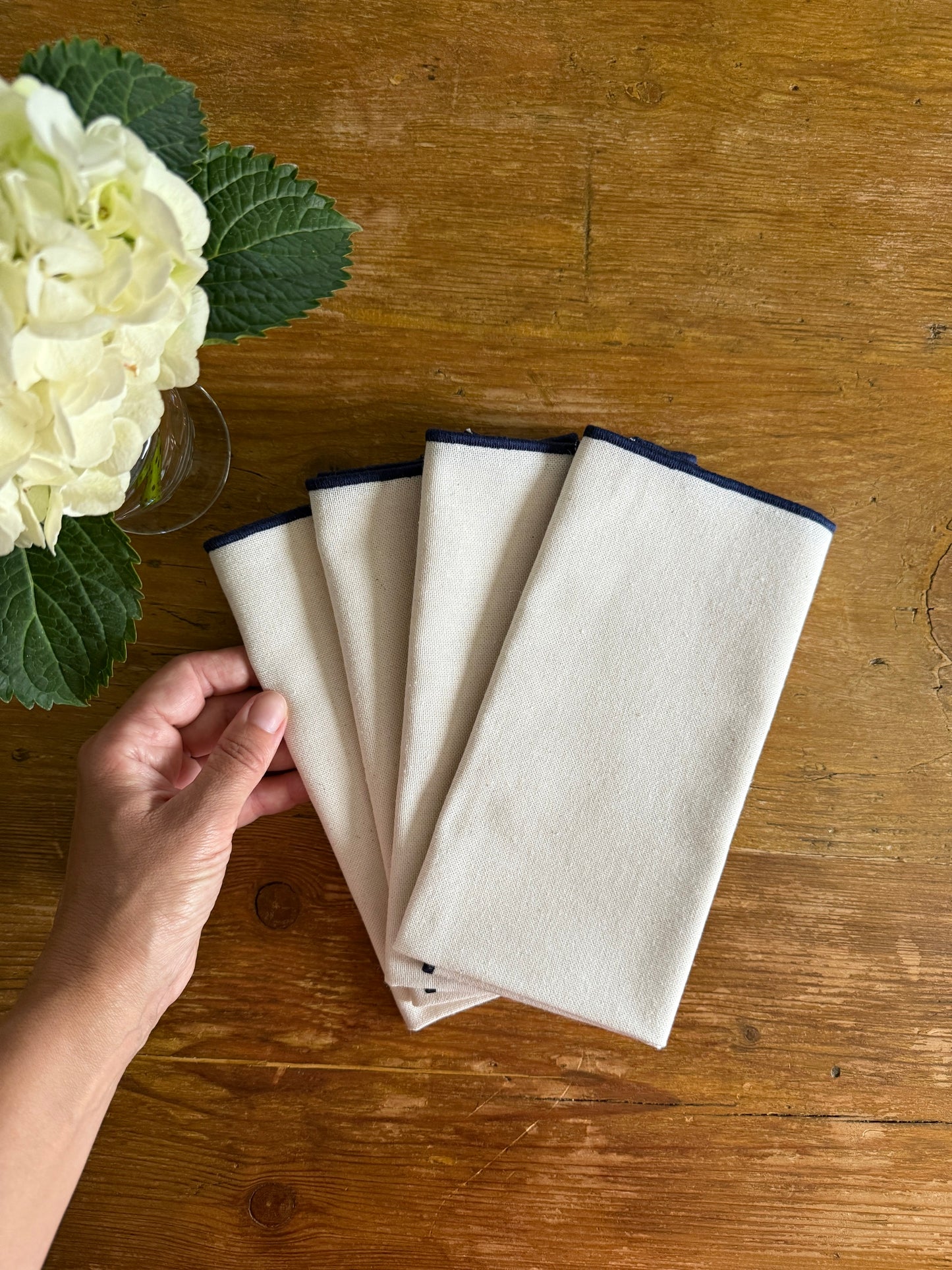 SET DE SERVILLETAS CREMA CON RIBETE AZUL