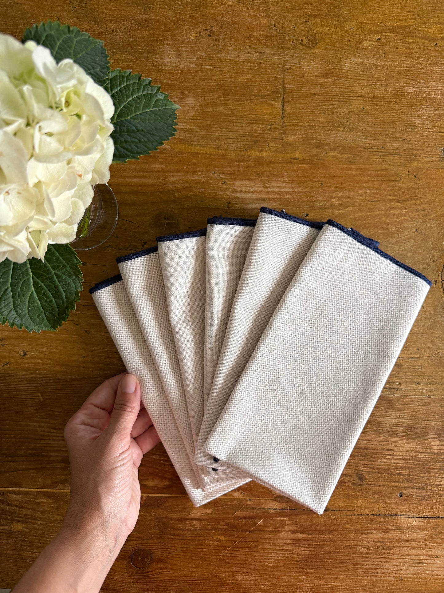 SET DE SERVILLETAS CREMA CON RIBETE AZUL