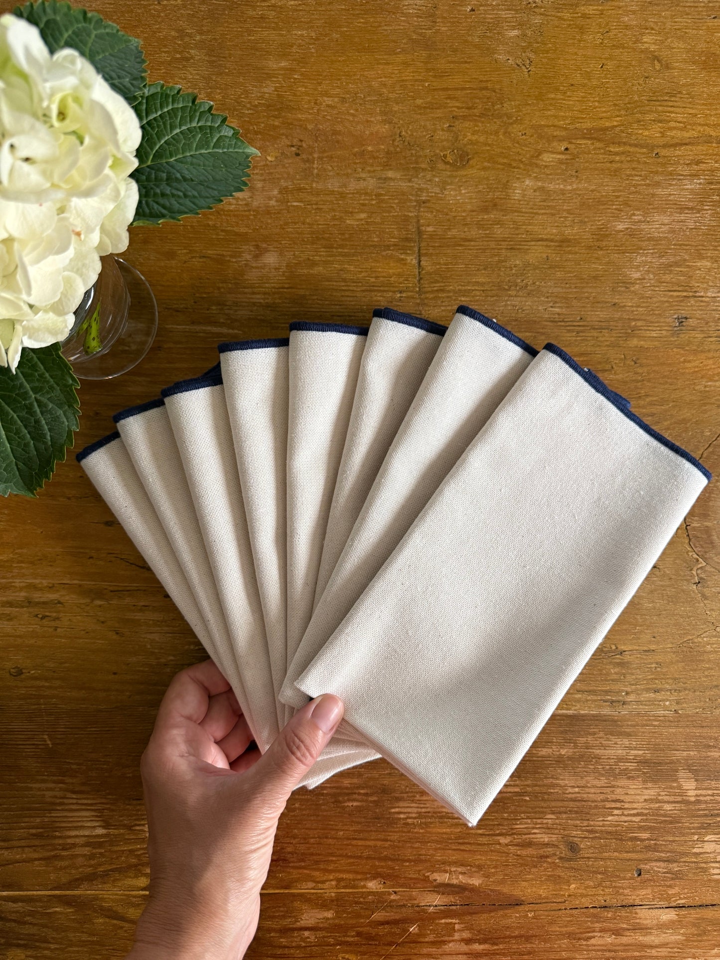SET DE SERVILLETAS CREMA CON RIBETE AZUL