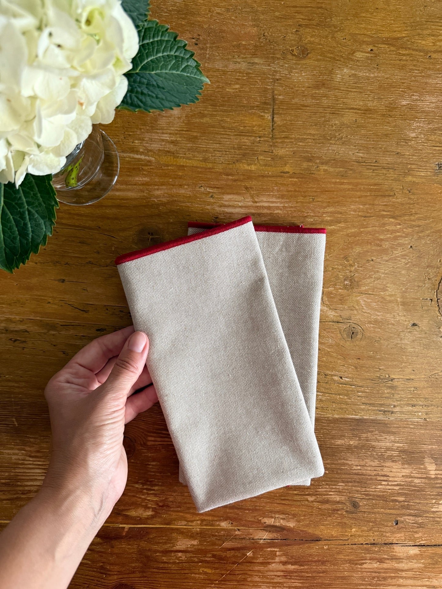 SET DE SERVILLETAS BEIGE CON RIBETE ROJO