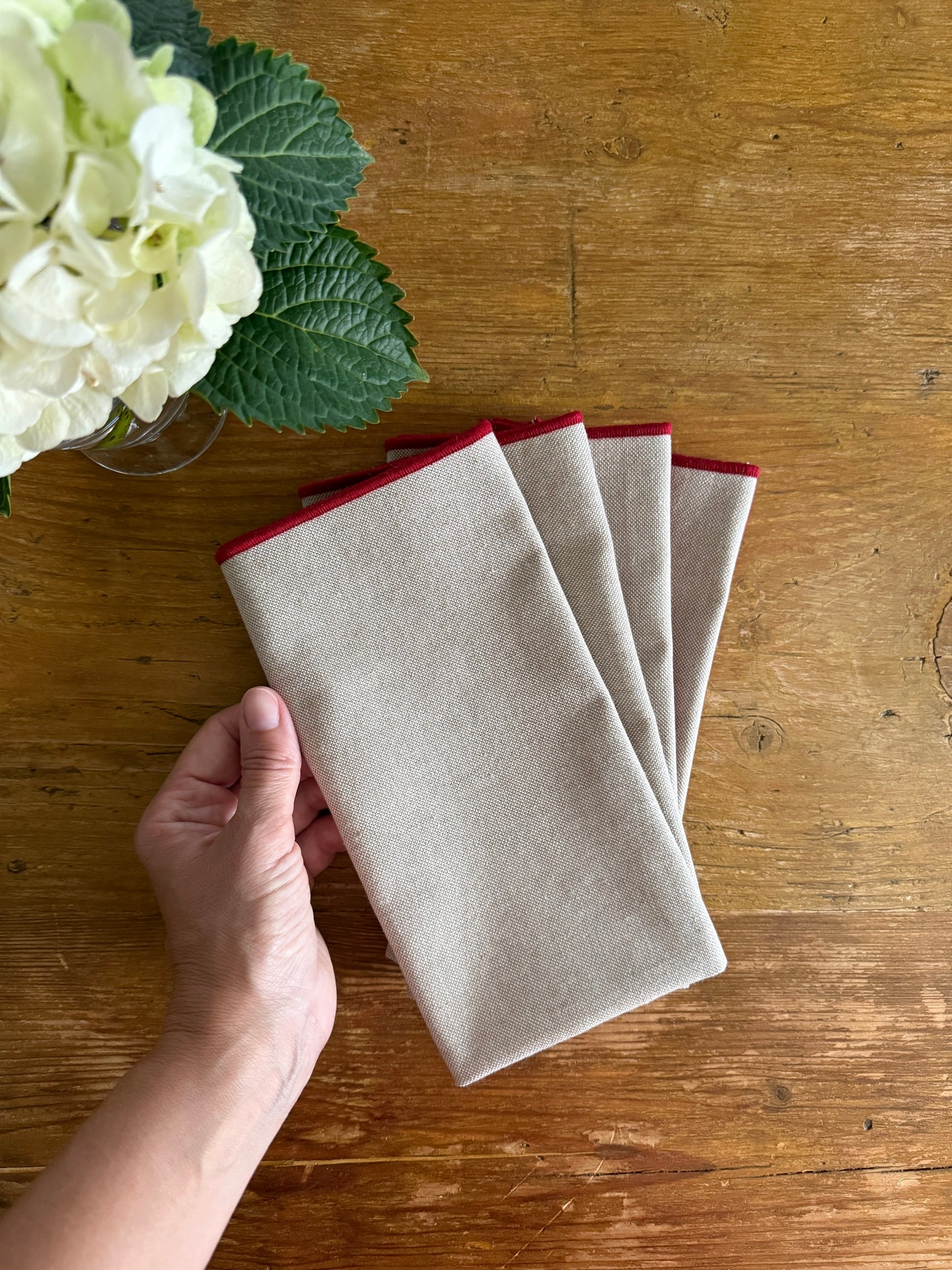 SET DE SERVILLETAS BEIGE CON RIBETE ROJO