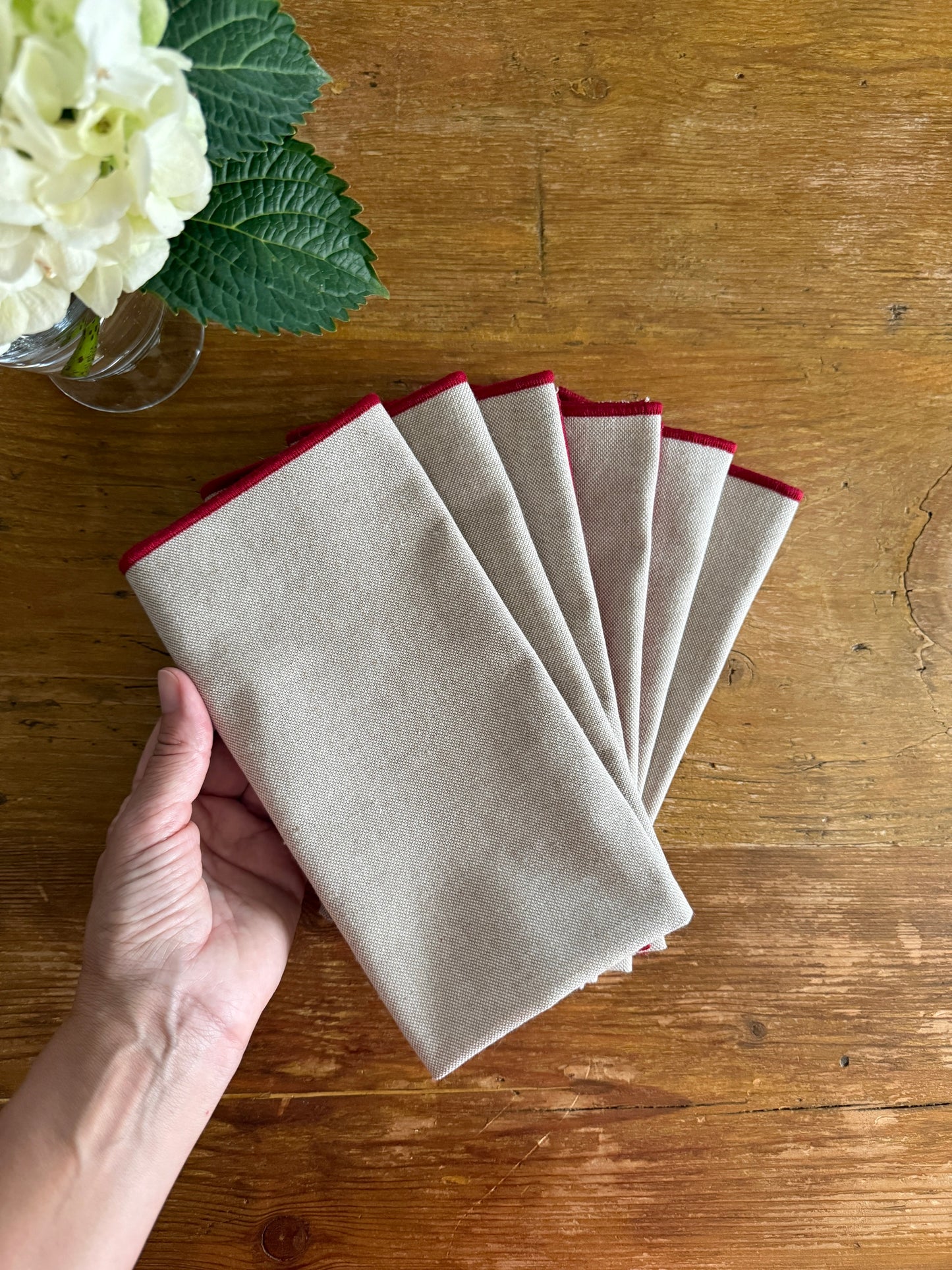 SET DE SERVILLETAS BEIGE CON RIBETE ROJO