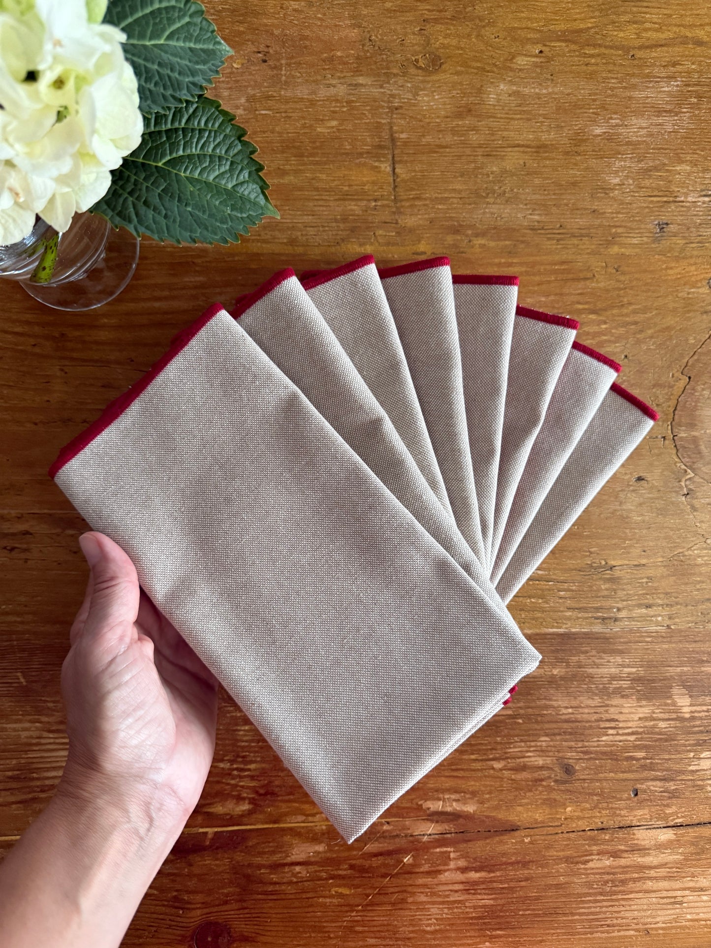 SET DE SERVILLETAS BEIGE CON RIBETE ROJO