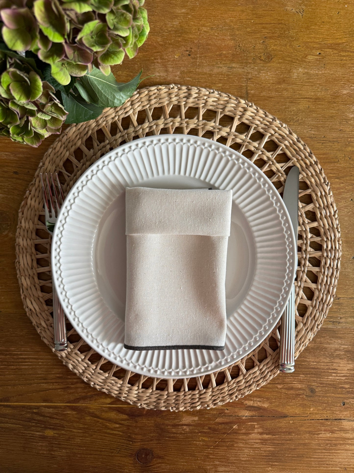 SET DE SERVILLETAS CREMA CON RIBETE GRIS
