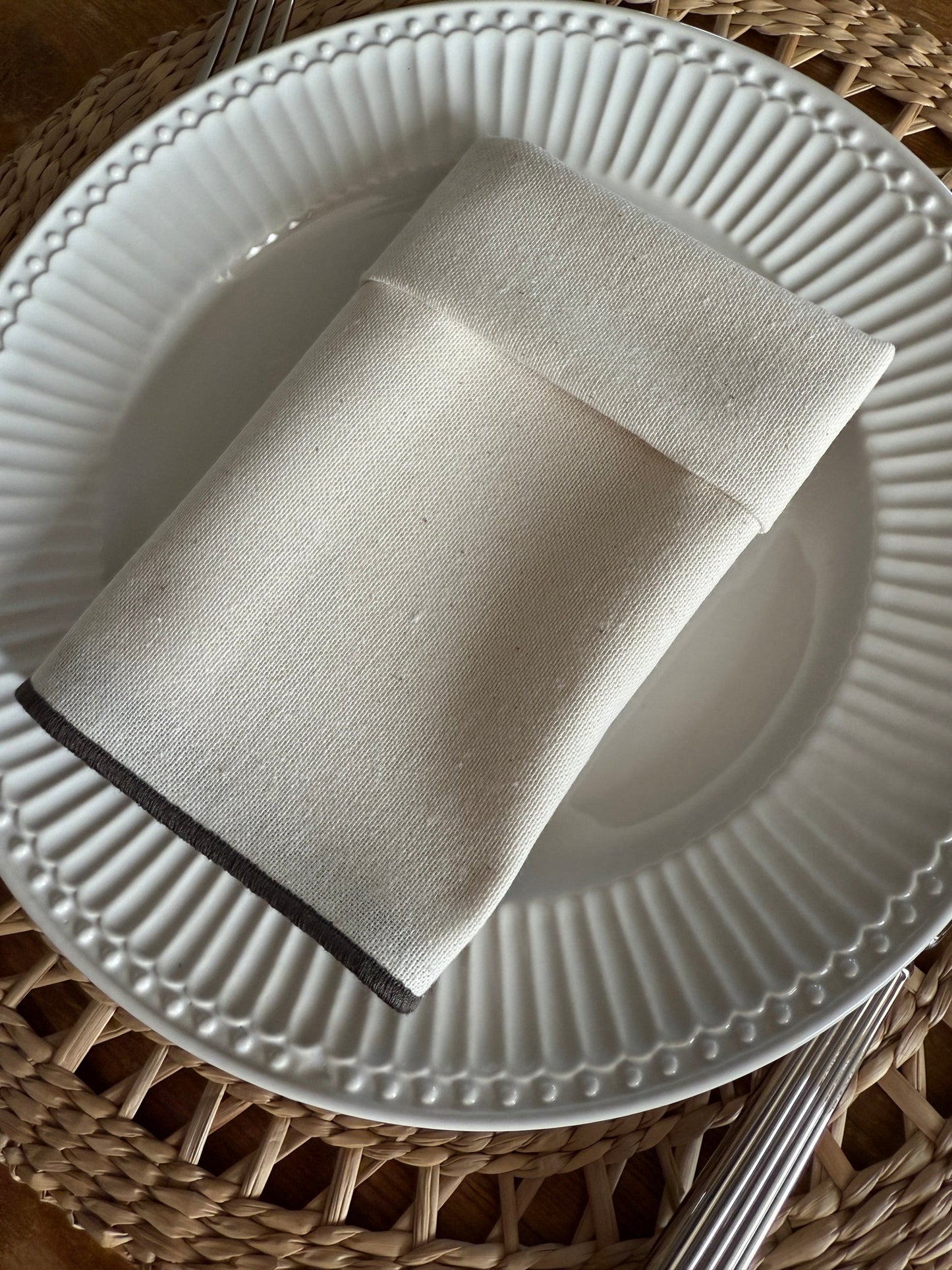 SET DE SERVILLETAS CREMA CON RIBETE GRIS