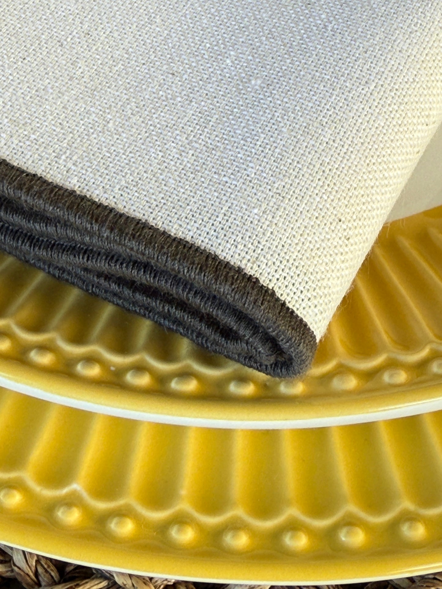 SET DE SERVILLETAS CREMA CON RIBETE GRIS