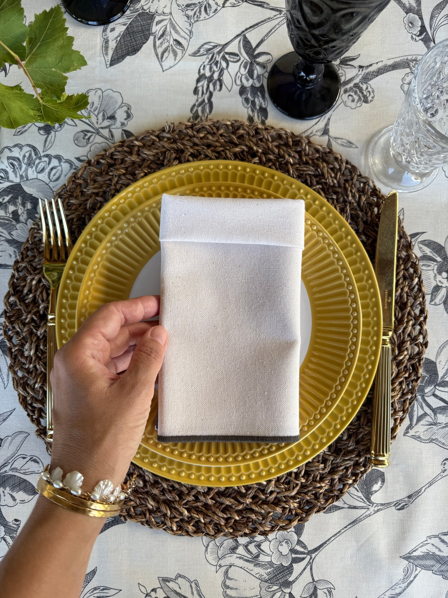 SET DE SERVILLETAS CREMA CON RIBETE GRIS