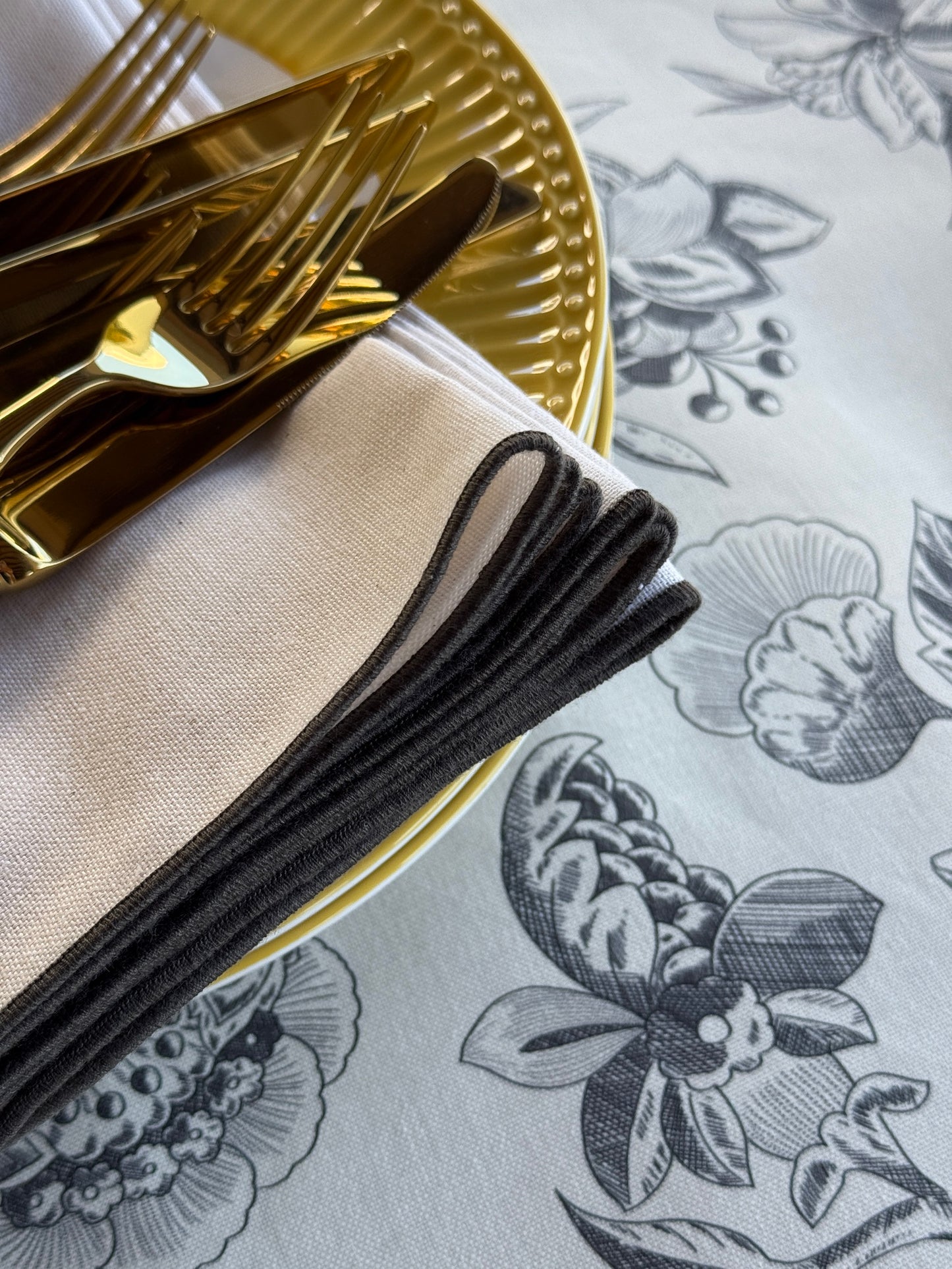 SET DE SERVILLETAS CREMA CON RIBETE GRIS