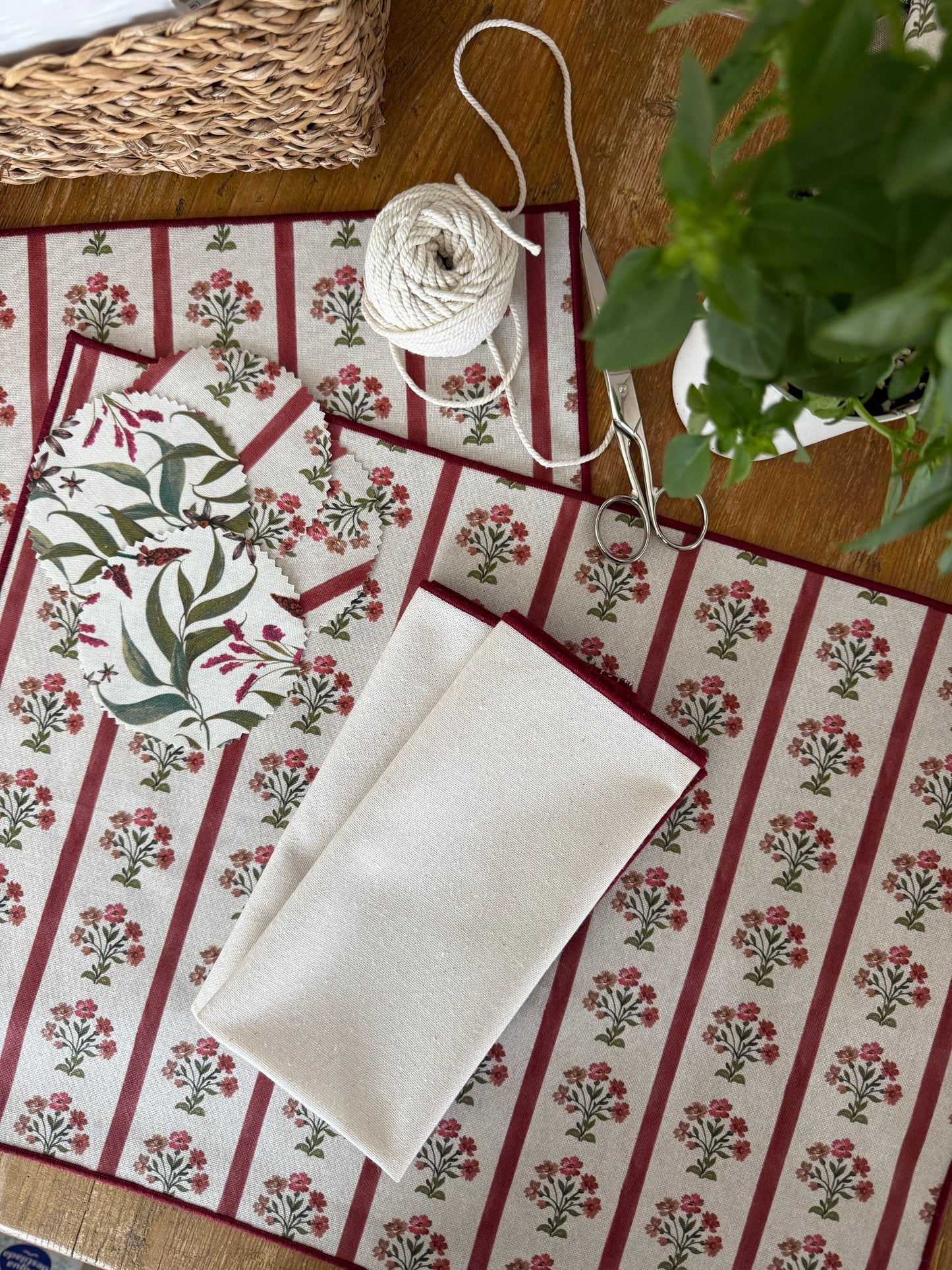 Set de servilletas crema con ribete granate