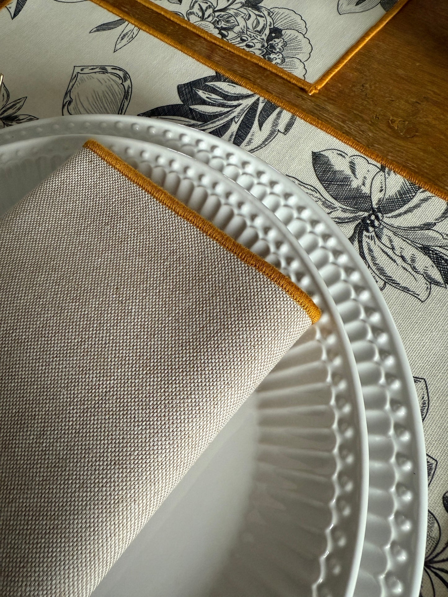 Set de servilletas beige con ribete mostaza