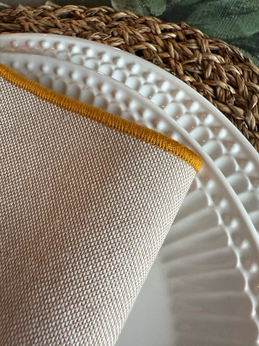 Set de servilletas beige con ribete mostaza