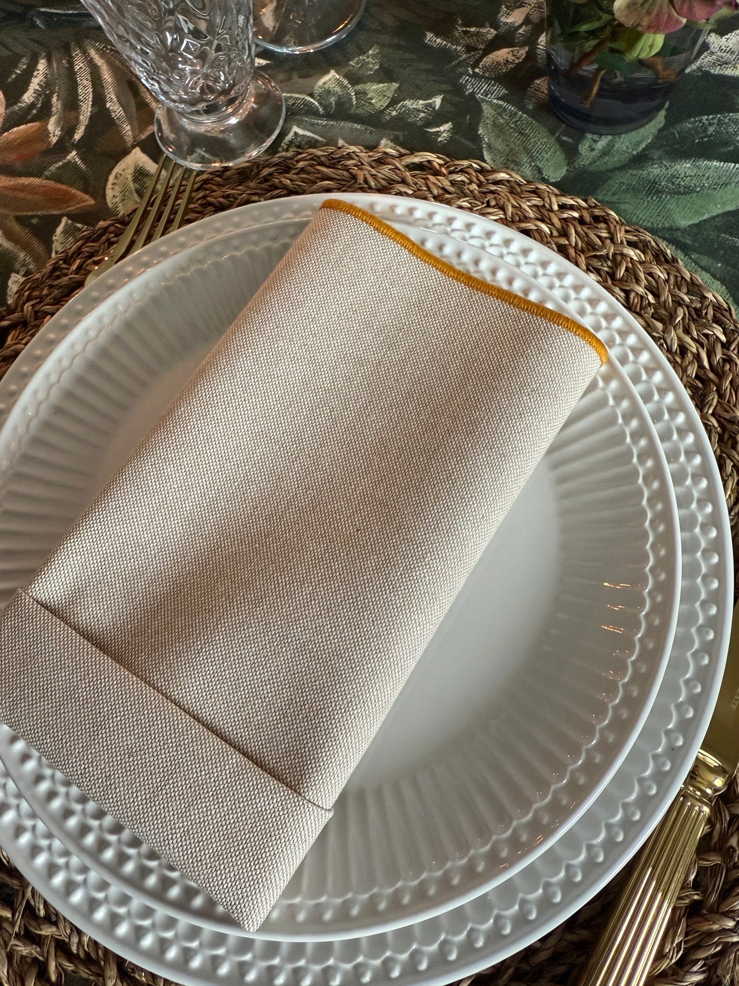 Set de servilletas beige con ribete mostaza