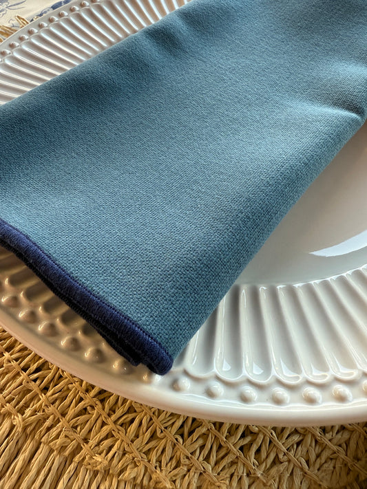 Servilleta azul con ribete azul oscuro