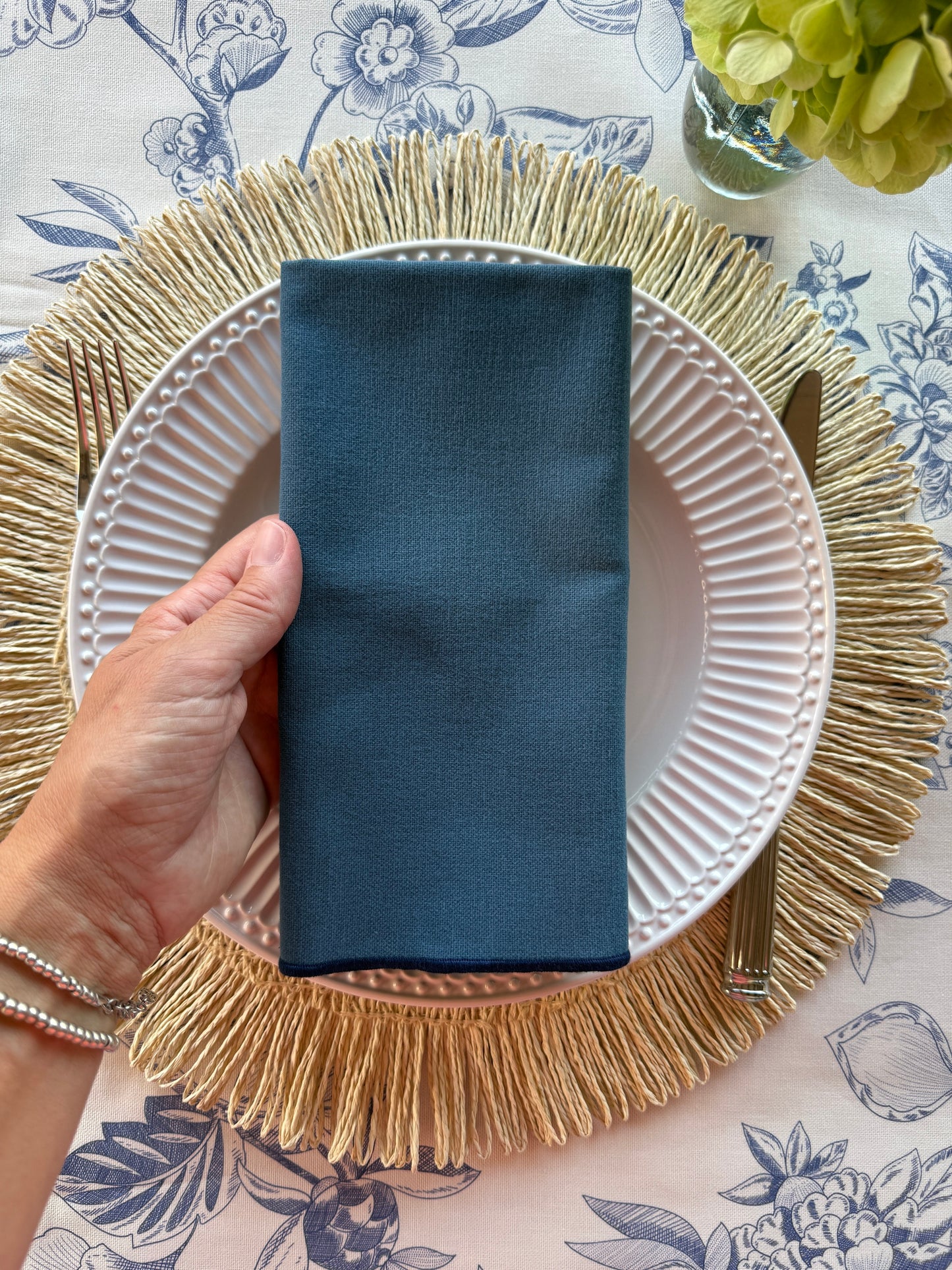 Servilleta azul con ribete azul oscuro