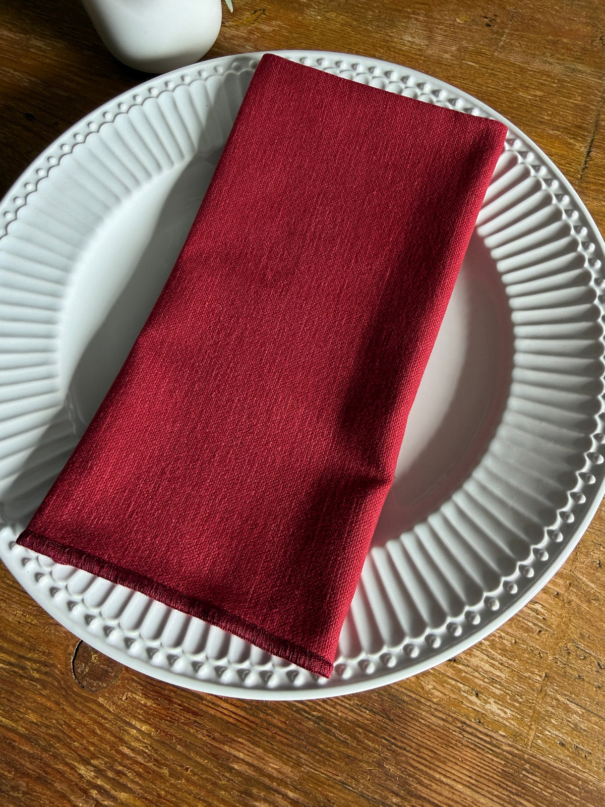 Servilleta cereza con ribete granate