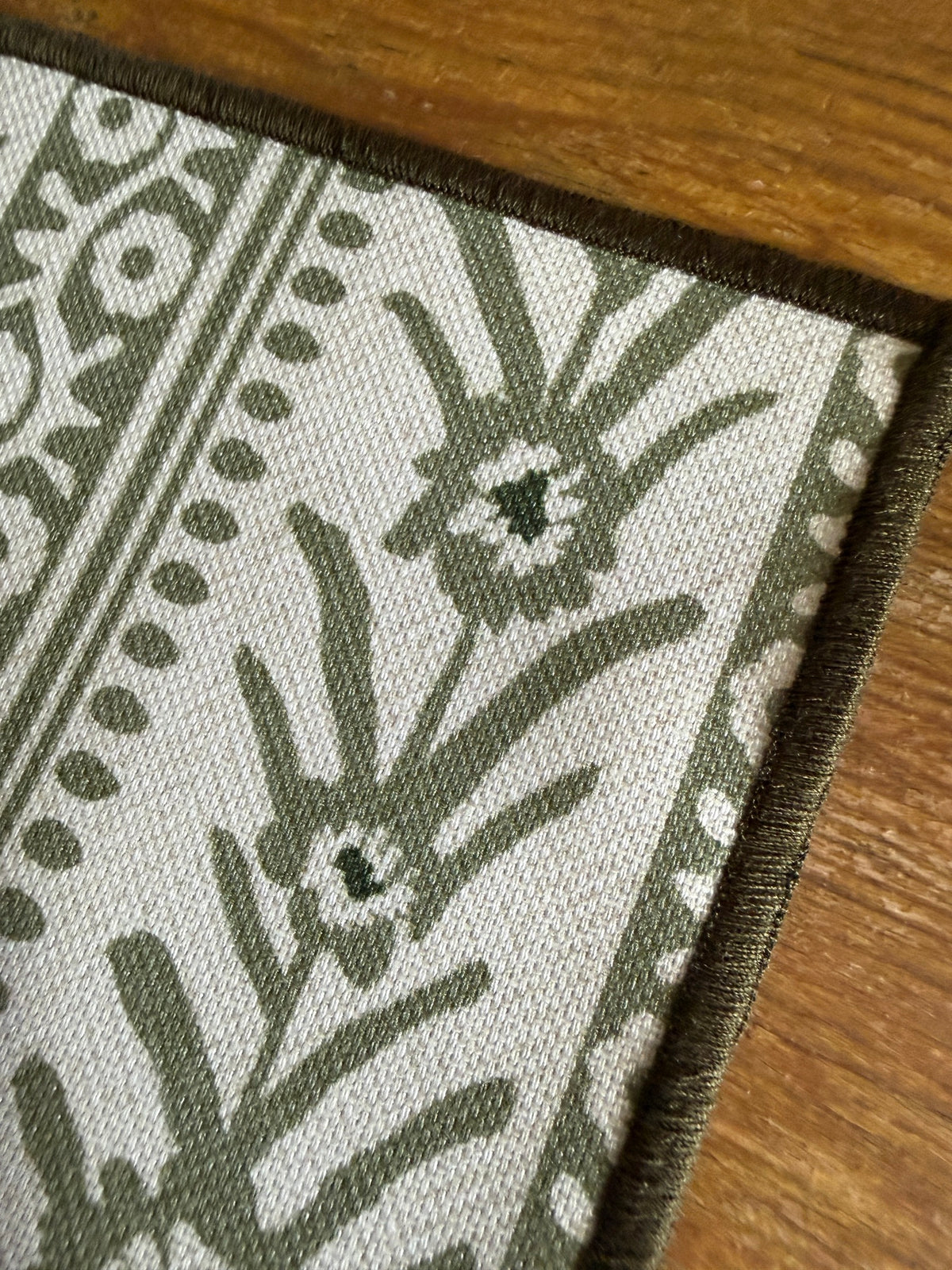 Mantel individual NUMA resinado
