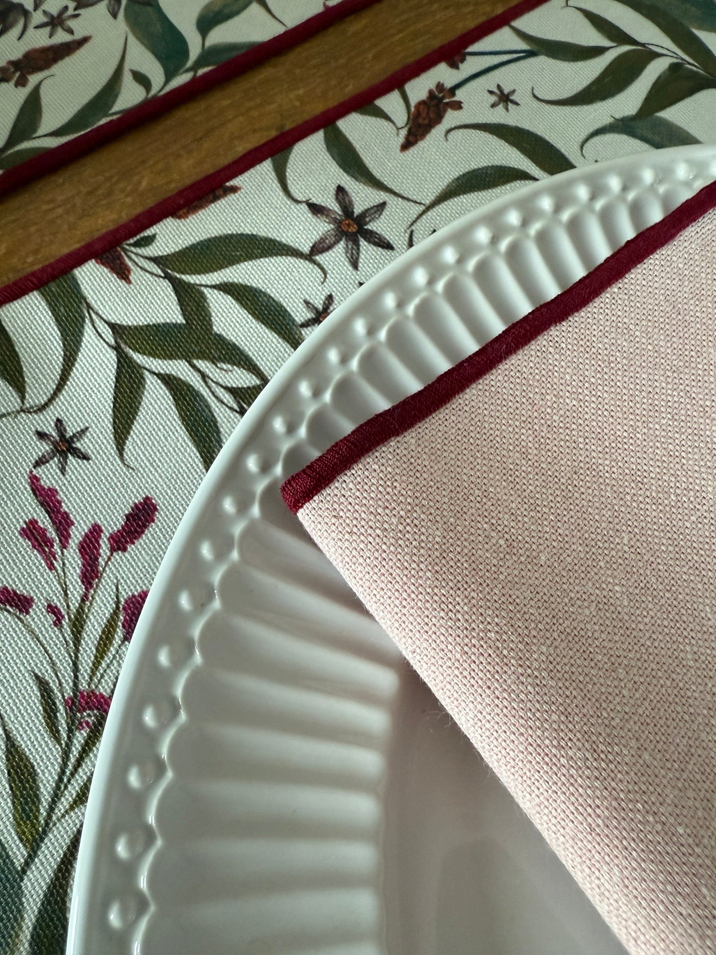 Set de servilletas rosa suave con ribete granate