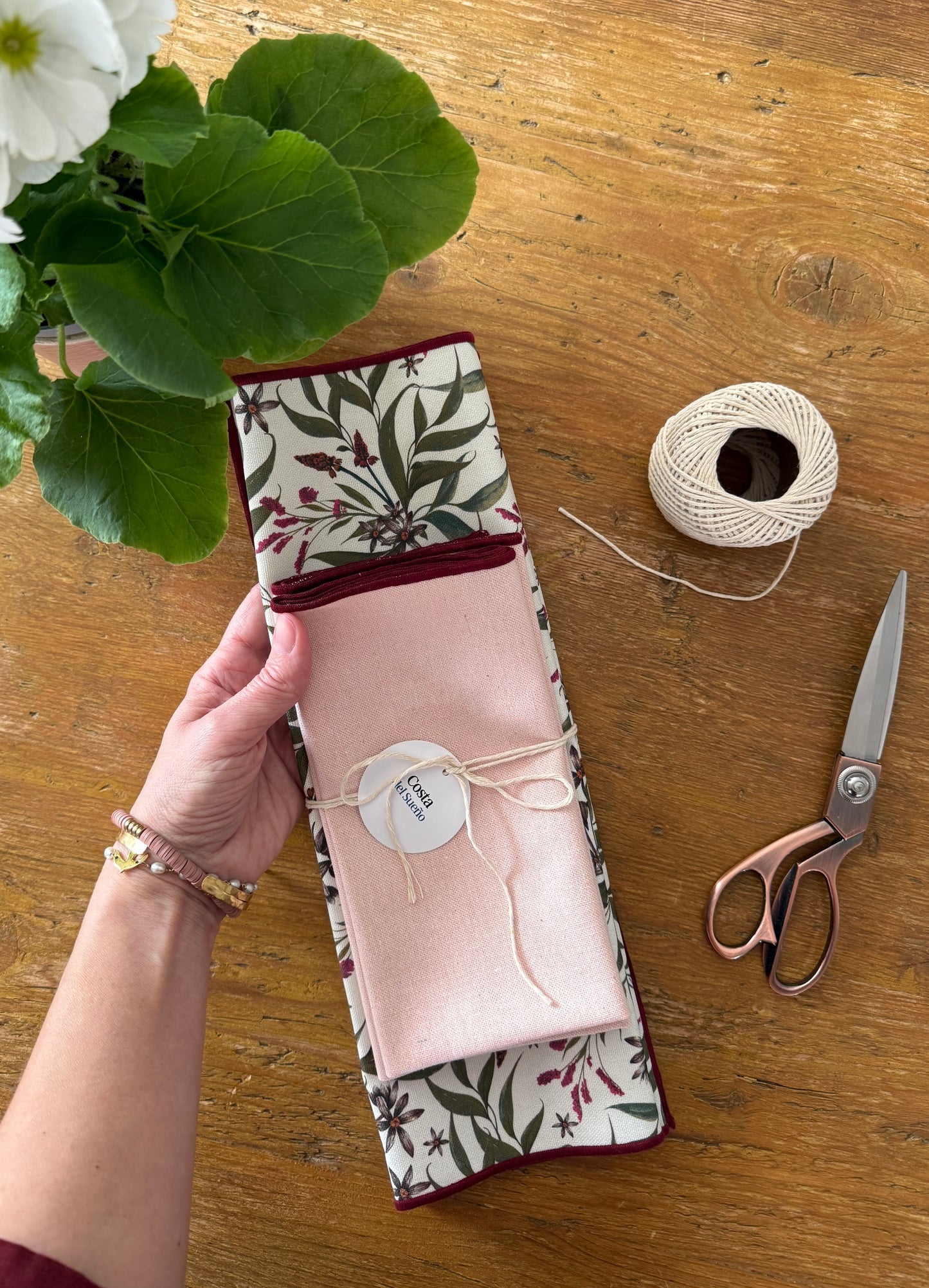 Set de servilletas rosa suave con ribete granate