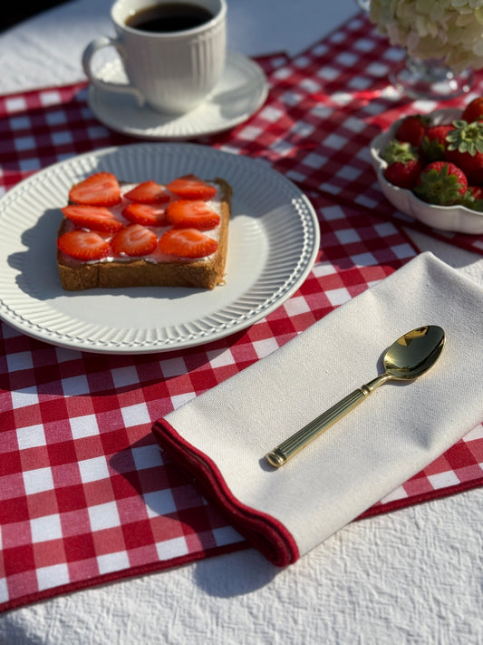 SET DE SERVILLETAS CREMA CON RIBETE ROJO
