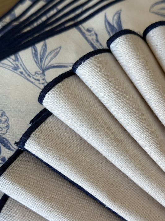 SET DE SERVILLETAS CREMA CON RIBETE AZUL