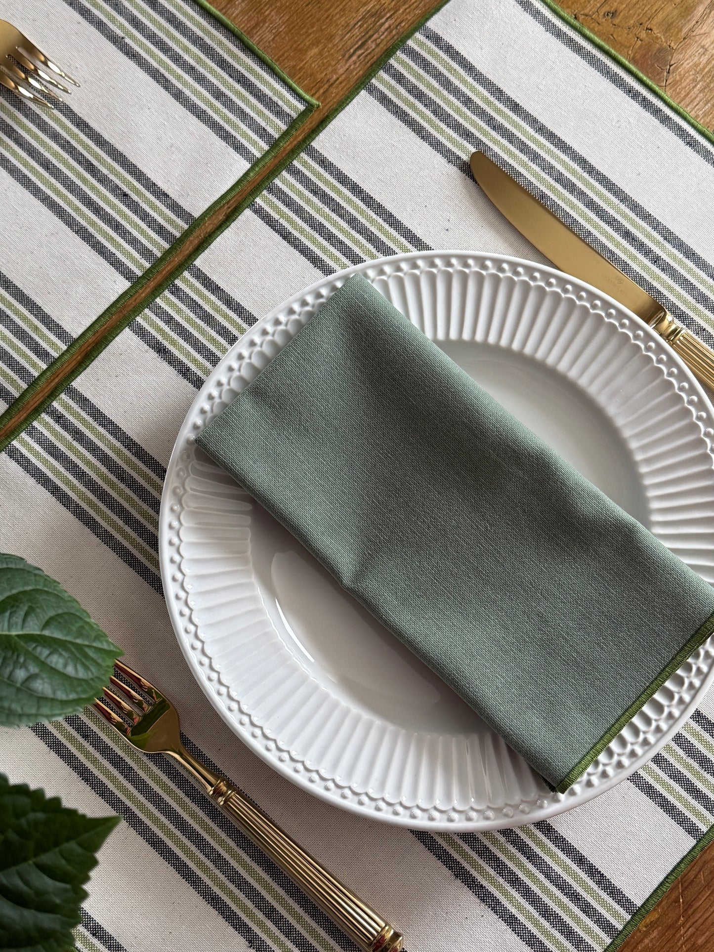Set de servilletas verde salvia con ribete verde