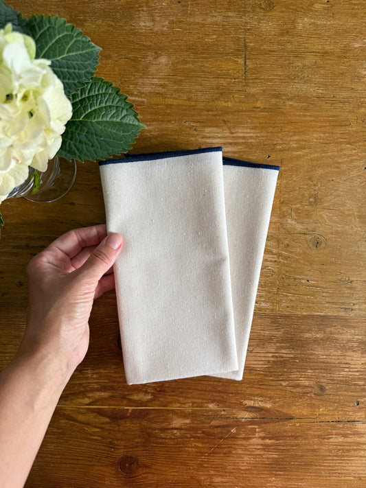 SET DE SERVILLETAS CREMA CON RIBETE AZUL