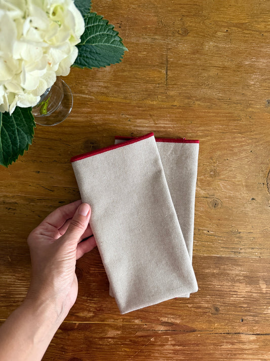 SET DE SERVILLETAS BEIGE CON RIBETE ROJO