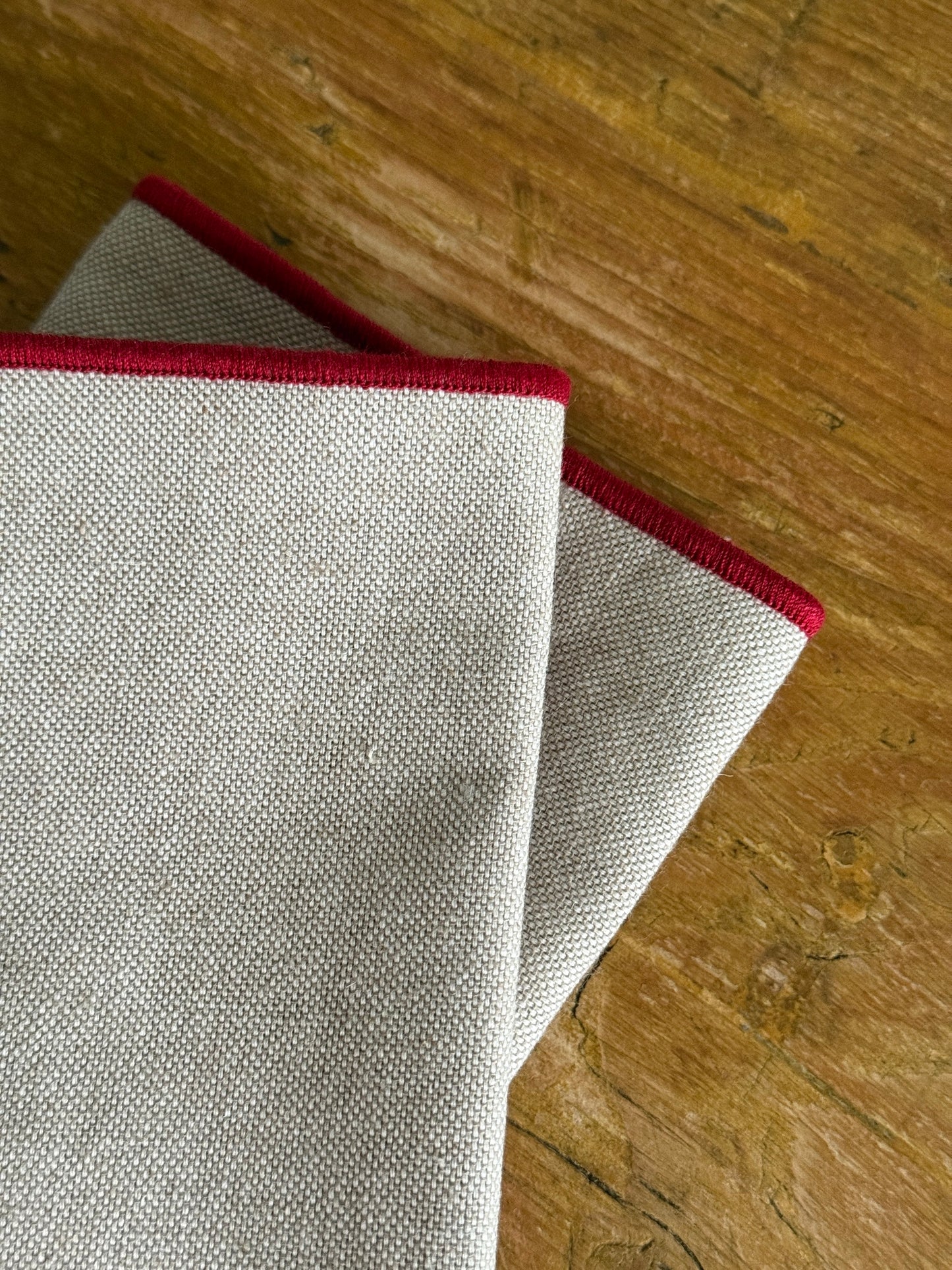 Set de servilletas beige con ribete rojo