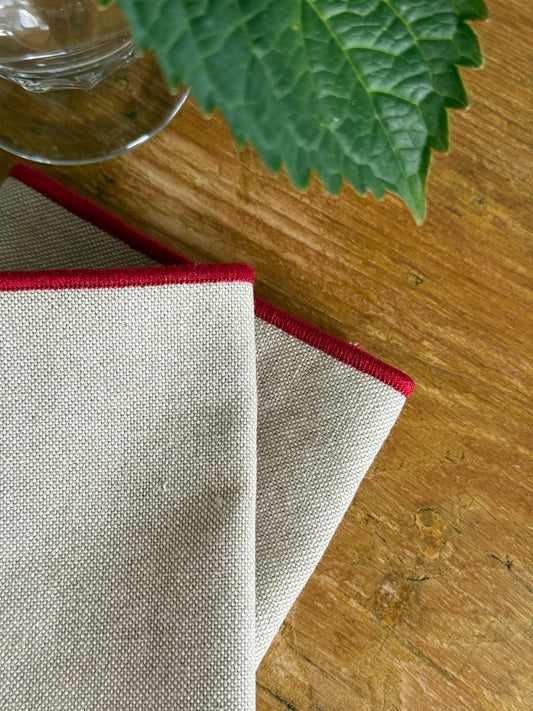 SET DE SERVILLETAS BEIGE CON RIBETE ROJO