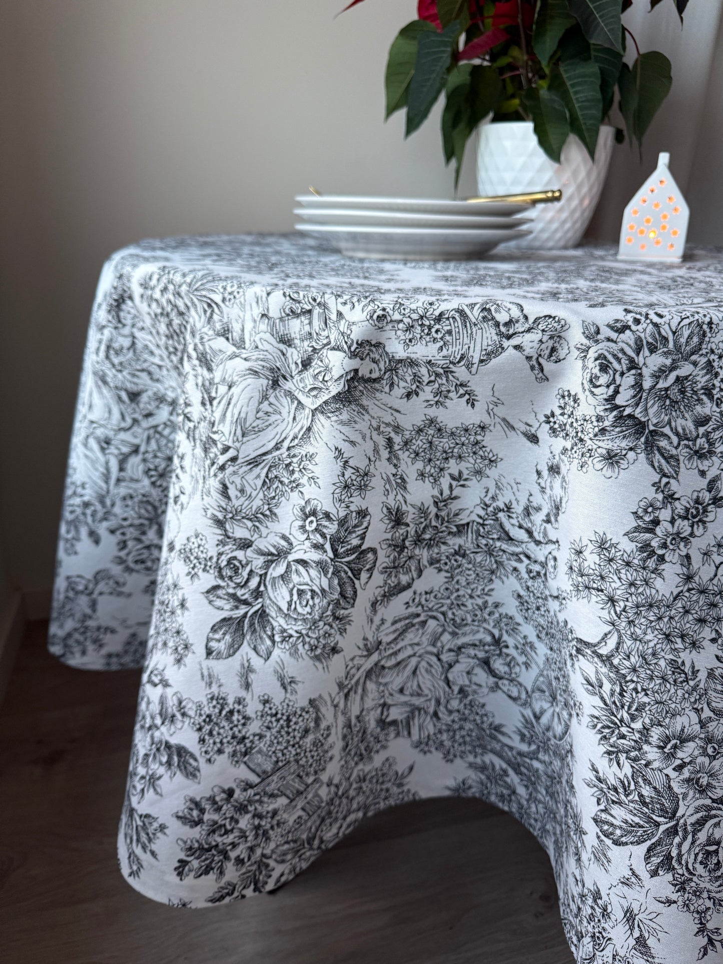 Beatriz black, round tablecloth