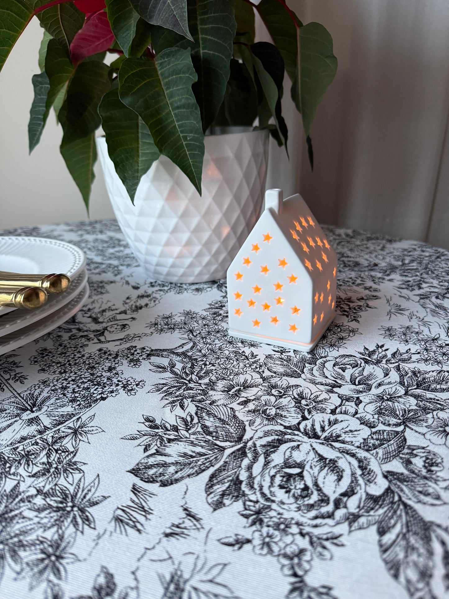 Beatriz black, round tablecloth