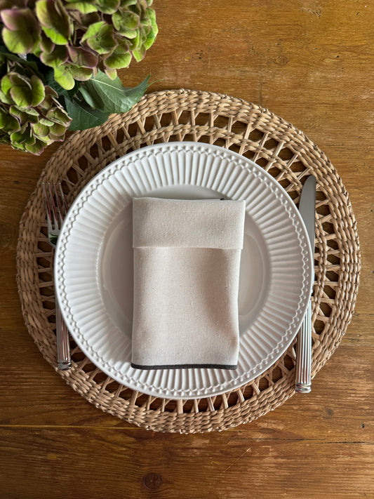 SET DE SERVILLETAS CREMA CON RIBETE GRIS